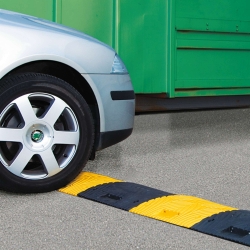 Bild fahrbahnschwellen: TOPSTOP Fahrbahnschwelle aus Recycling